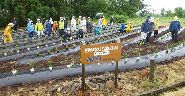 Maintaining flower beds at Nagaoka Field Office (photo)