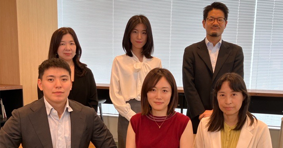 A group photo of employees of the editorial team in the office (photo)