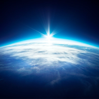 真っ黒な宇宙を背景に、鮮やかな青と白い雲が広がる、地球の図。